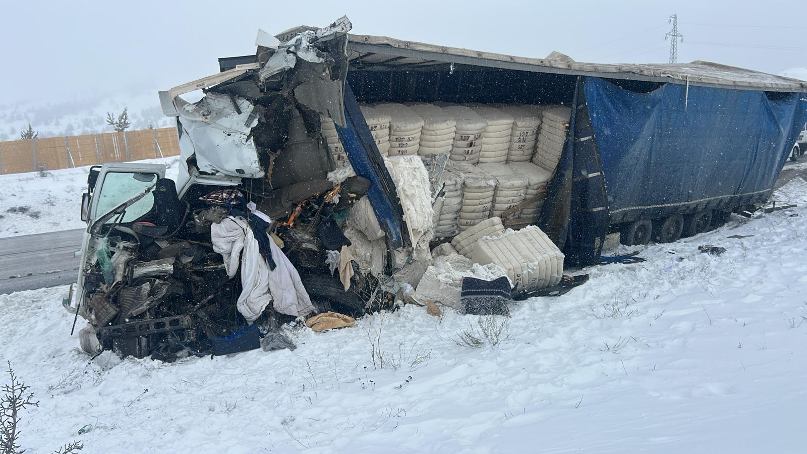 Sivas'ta İki Tır Çarpıştı:1 Ölü 2 Yaralı