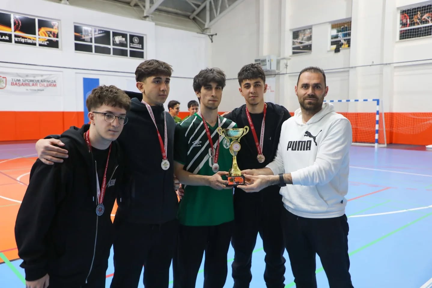 Sivas’ta genç tenisçiler kupa için yarıştı