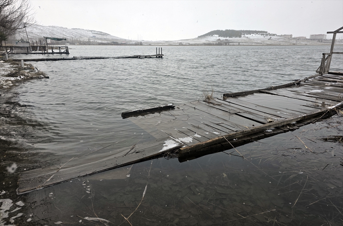 Hafik Gölü taştı, iskeleler sulara gömüldü