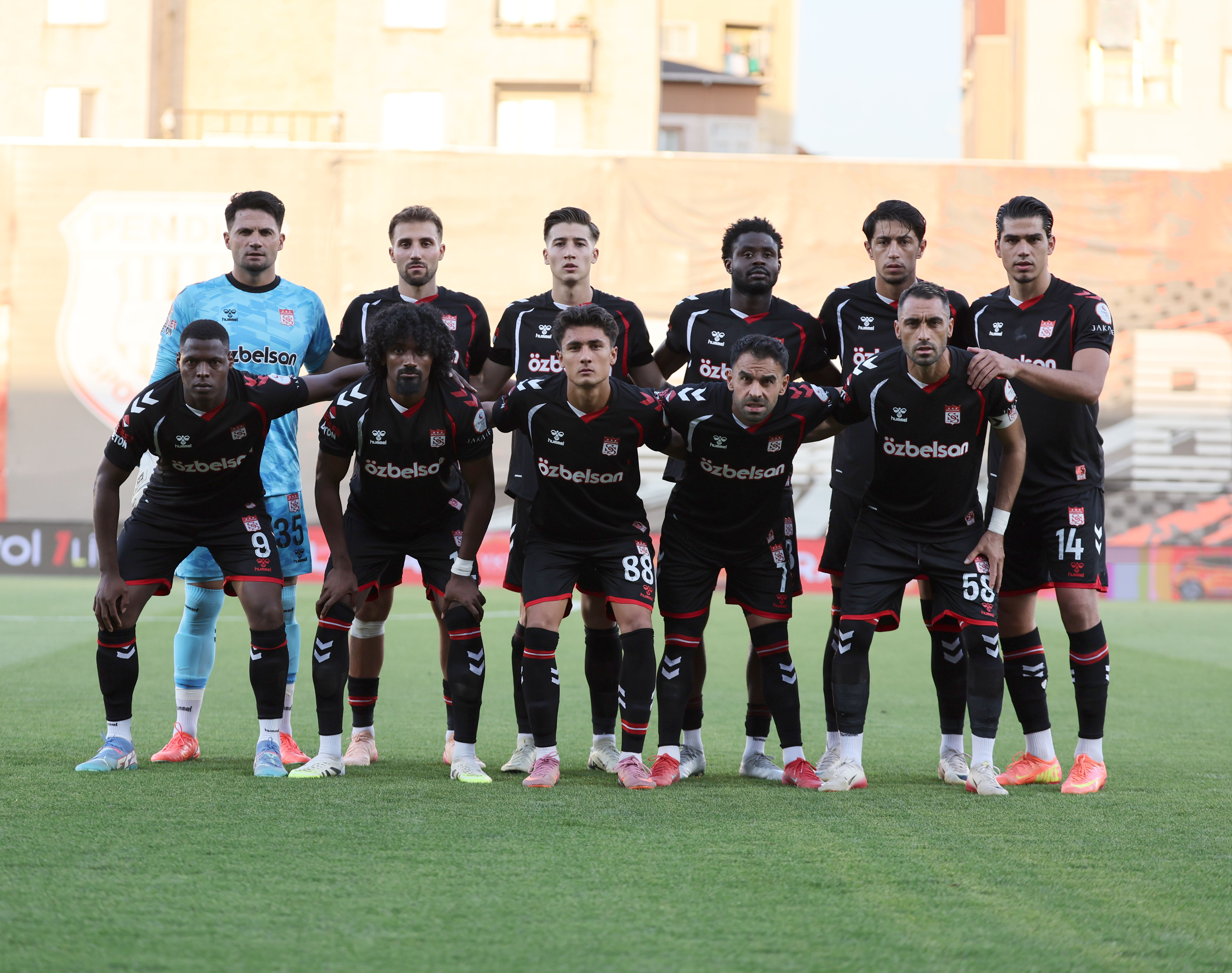 Sivasspor, Serik Spor deplasmanında siyah formayla