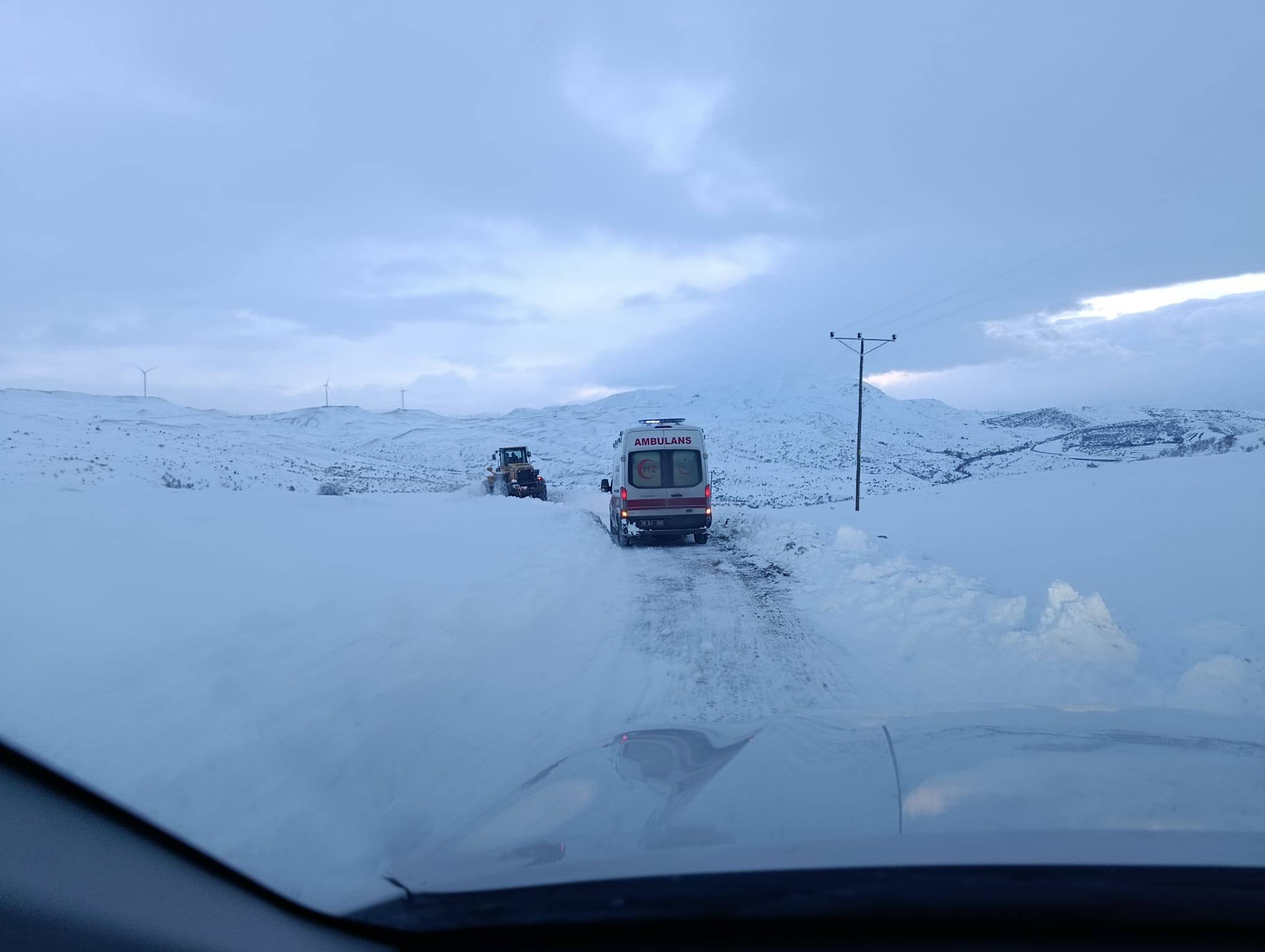 Kapanan köy yolunu açan ekipler hastaya ulaştı