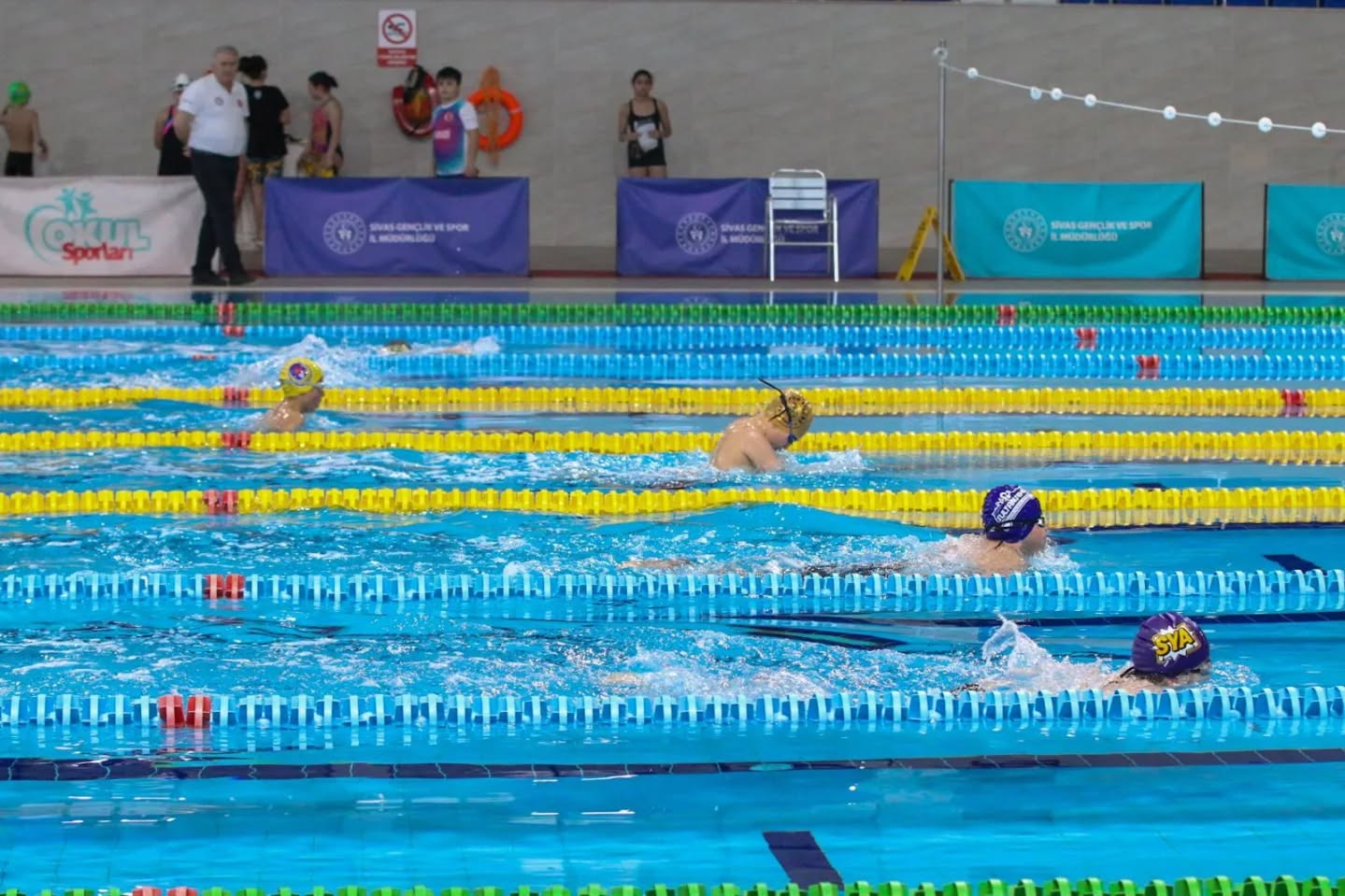 Sivas’ta Küçük Yüzücüler Kıyasıya Yarıştı
