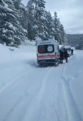 Sivas'ta Ambulans Kara Saplandı, Yol Sorunları Gündemde
