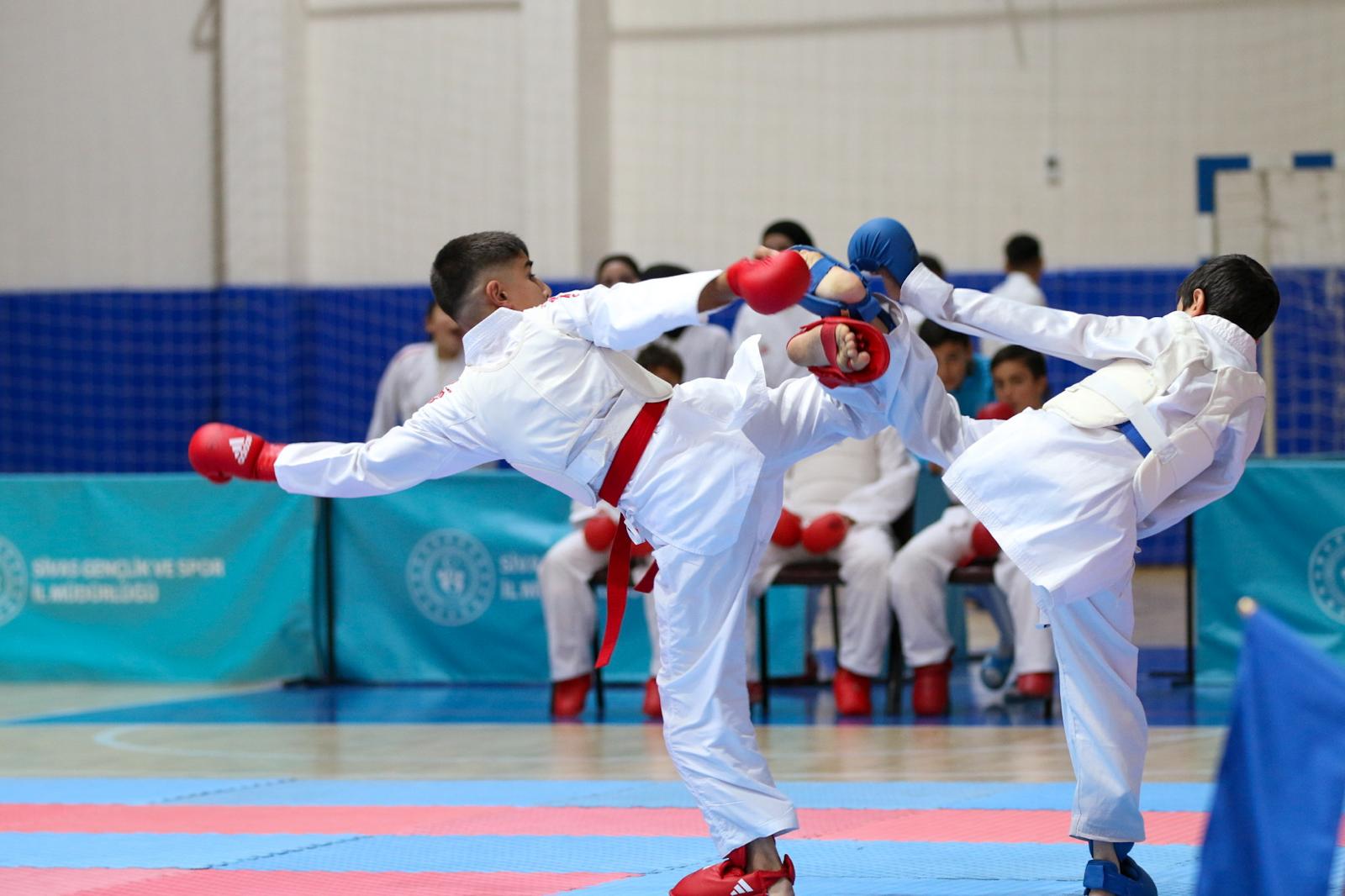 Sivaslı karateciler Antalya’ya hazır