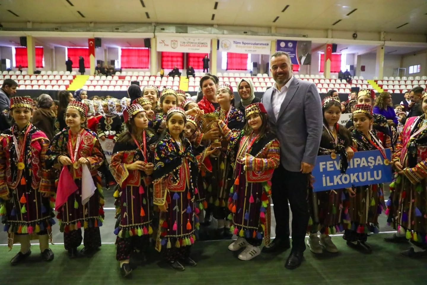 Sivas’ta öğrencilerden renkli halk oyunları gösterisi