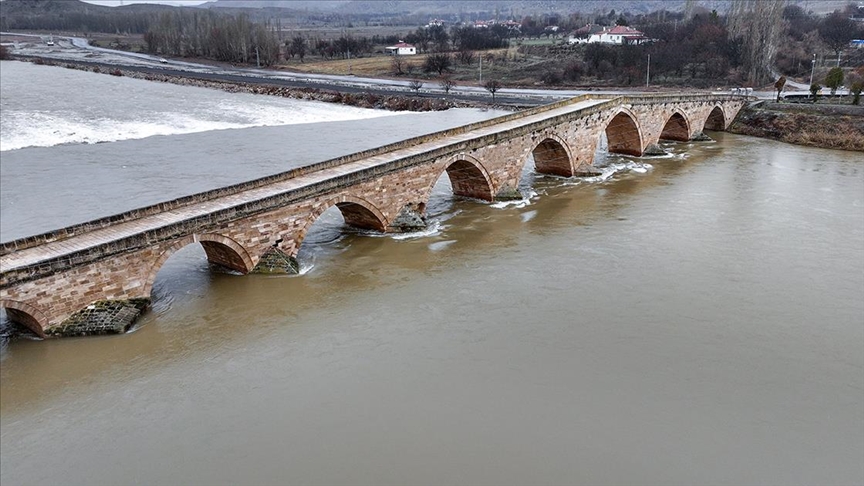Kızılırmak Taştı, Tarihi Şahruh Köprüsü’nün 8 Gözü Suyla Doldu