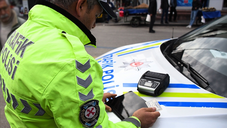 Sivas’ta polisin ihtarına uymayan sürücüye 420 bin lira ceza