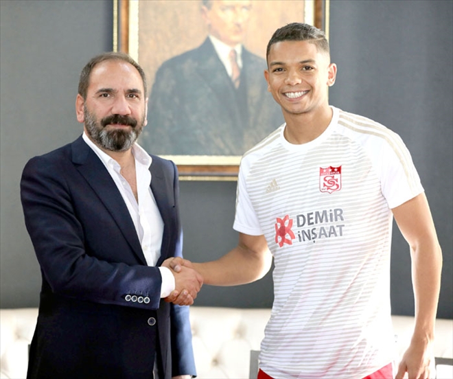 7 FUTBOLCUYLA BİRDEN İMZA TÖRENİ