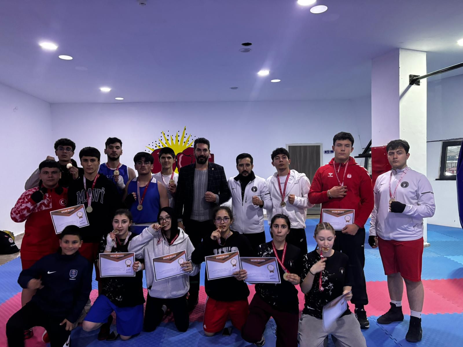 Gençler Sivas’ta ringde parladı