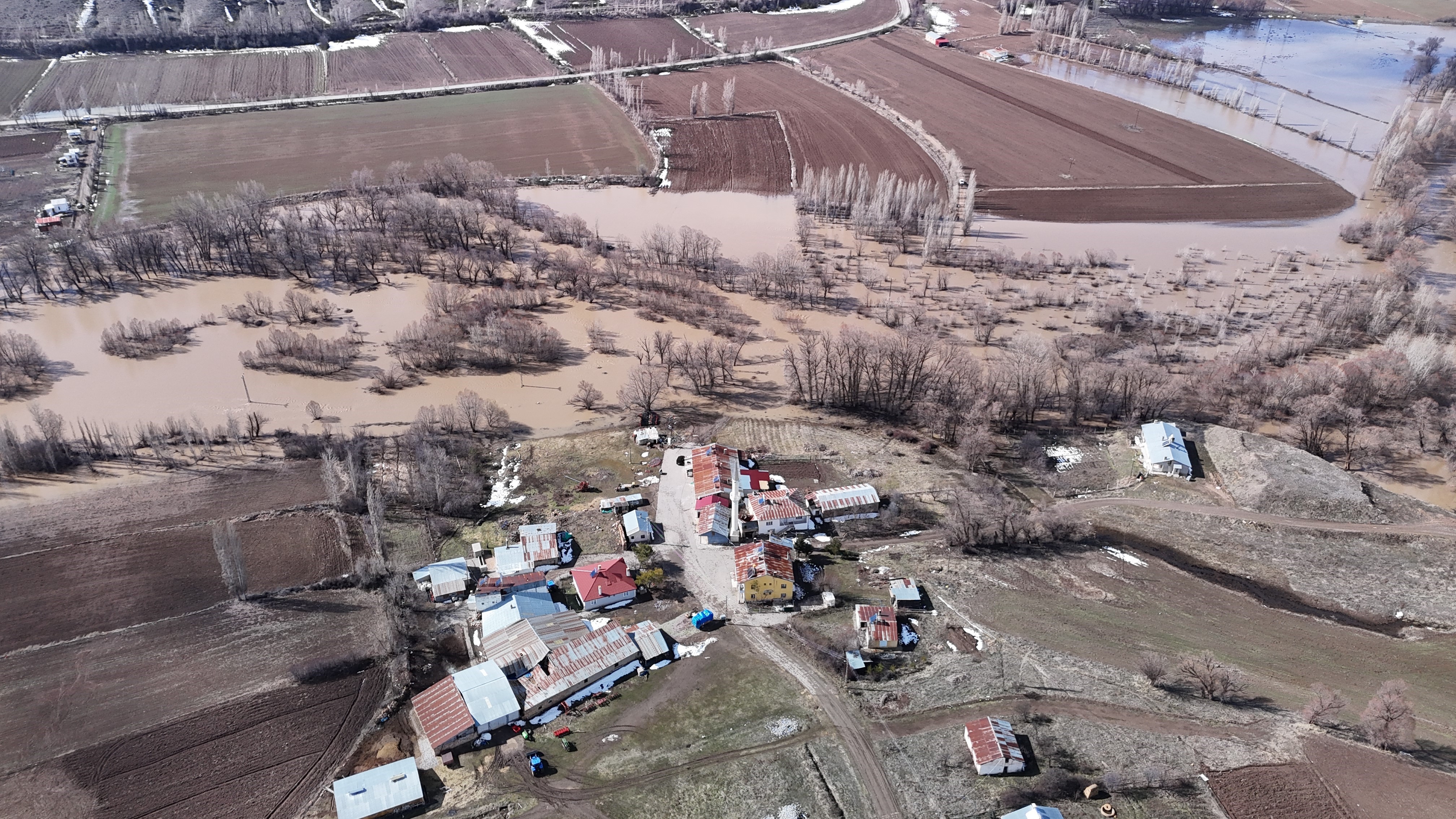 Sivas’ta eriyen kar suları çiftçiye can suyu oldu