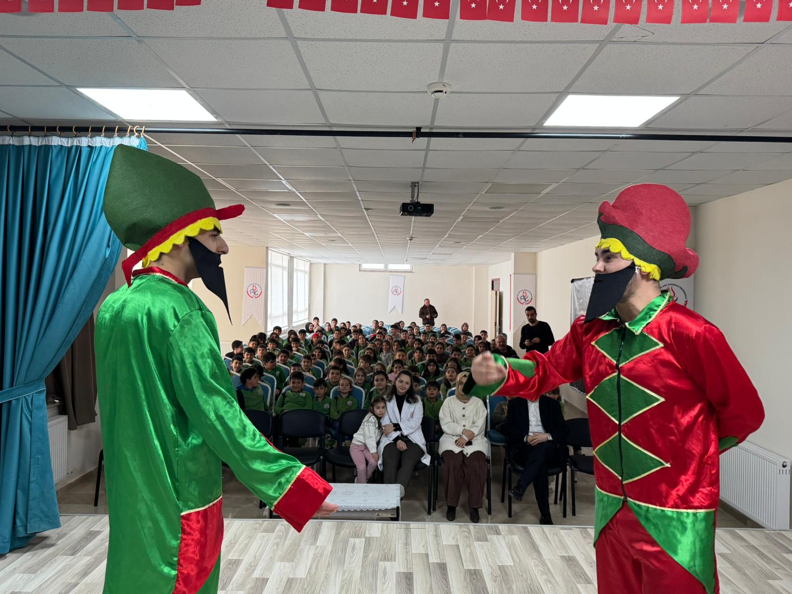 Karagöz ve Hacivat Müzikali Öğrencilerle Buluştu