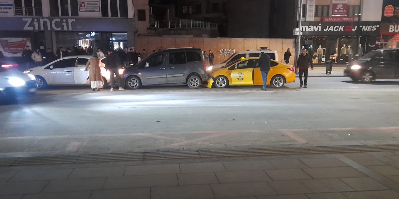 Sivas'ın en işlek caddesinde zincirleme kaza