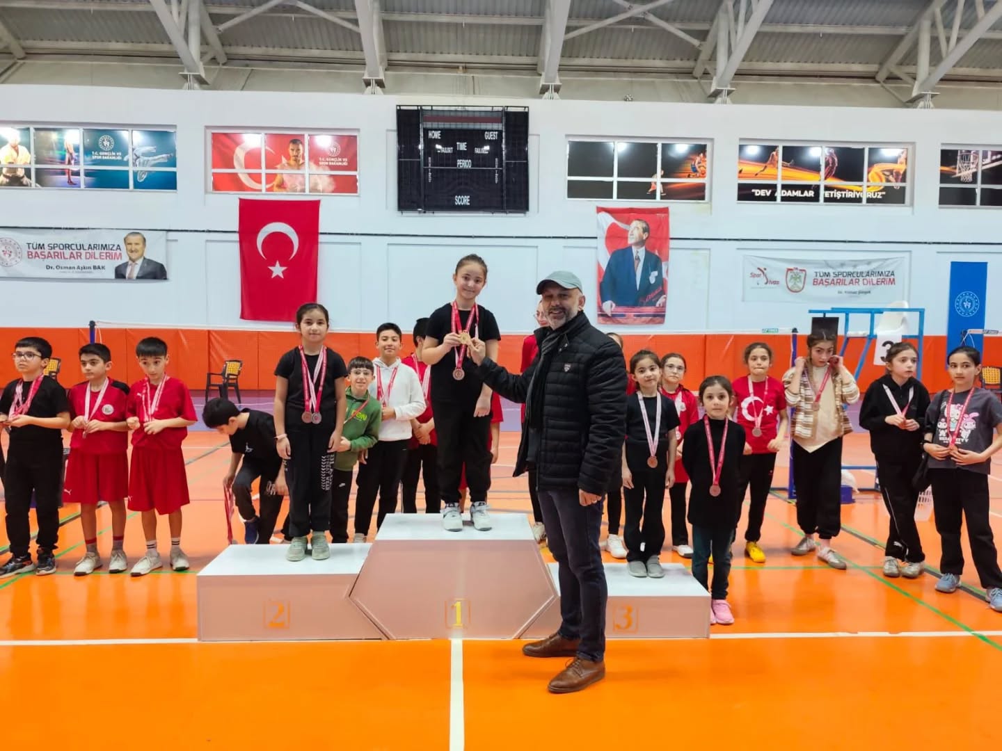 Sivas’ta minik badmintoncular madalya için yarıştı