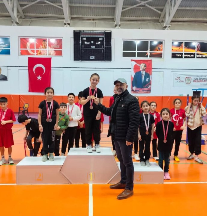 Sivas’ta minik badmintoncular madalya için yarıştı