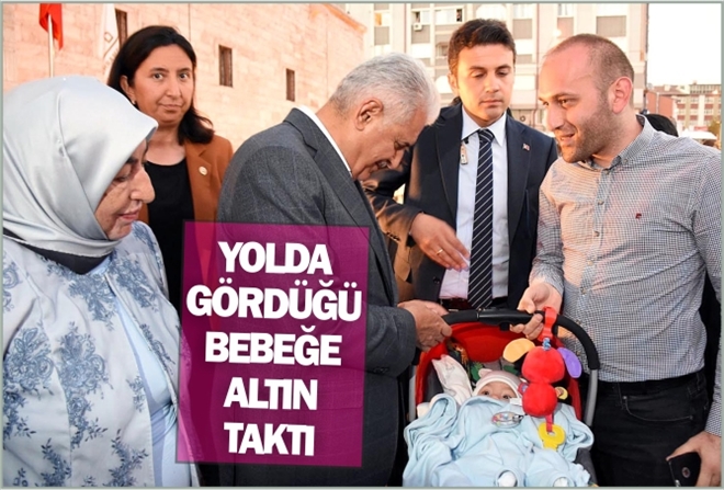 YOLDA GÖRDÜĞÜ BEBEĞE ALTIN TAKTI