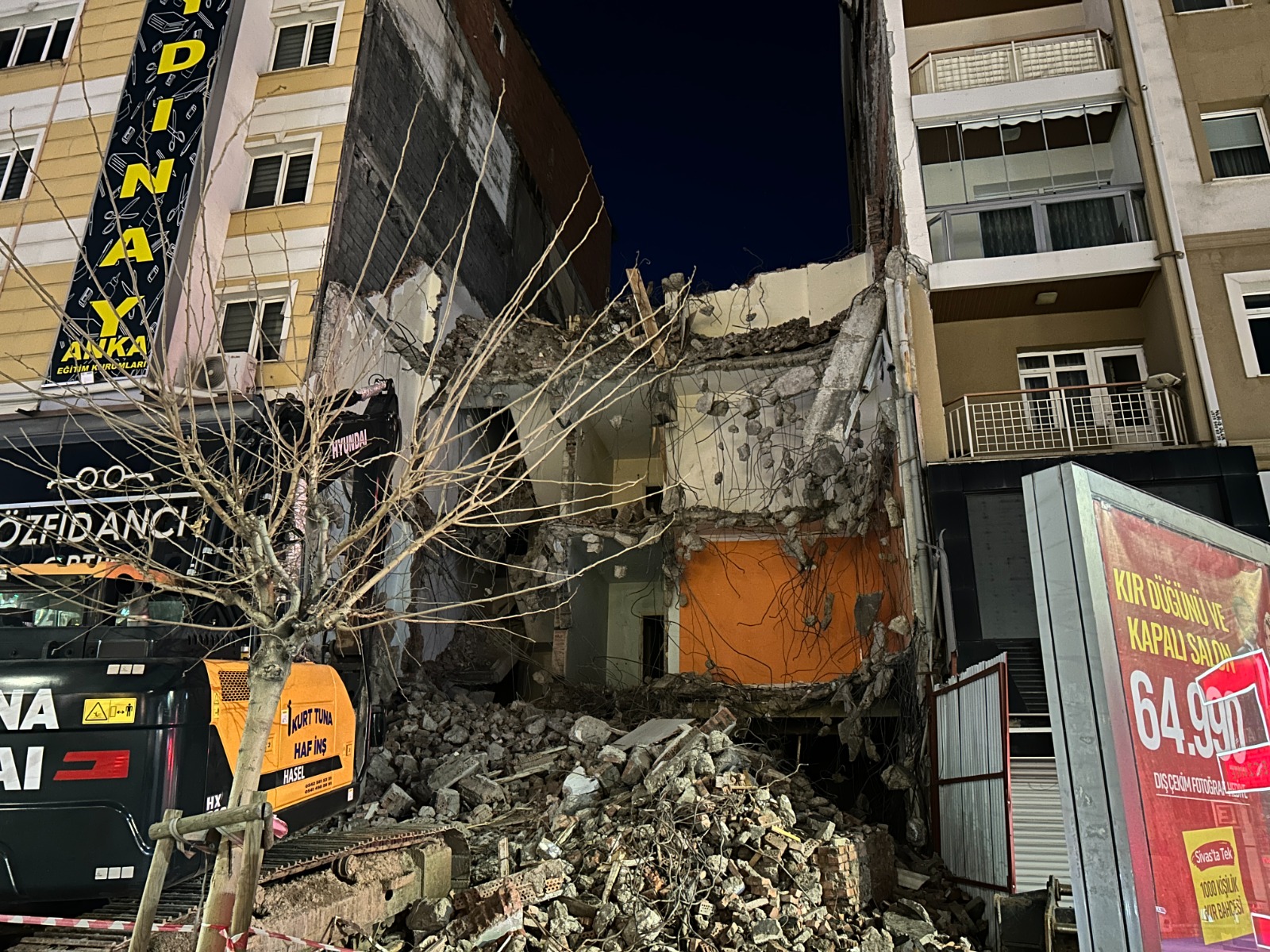 Sivas'ta yıkım sırasında hasar gören yan bina boşaltıldı