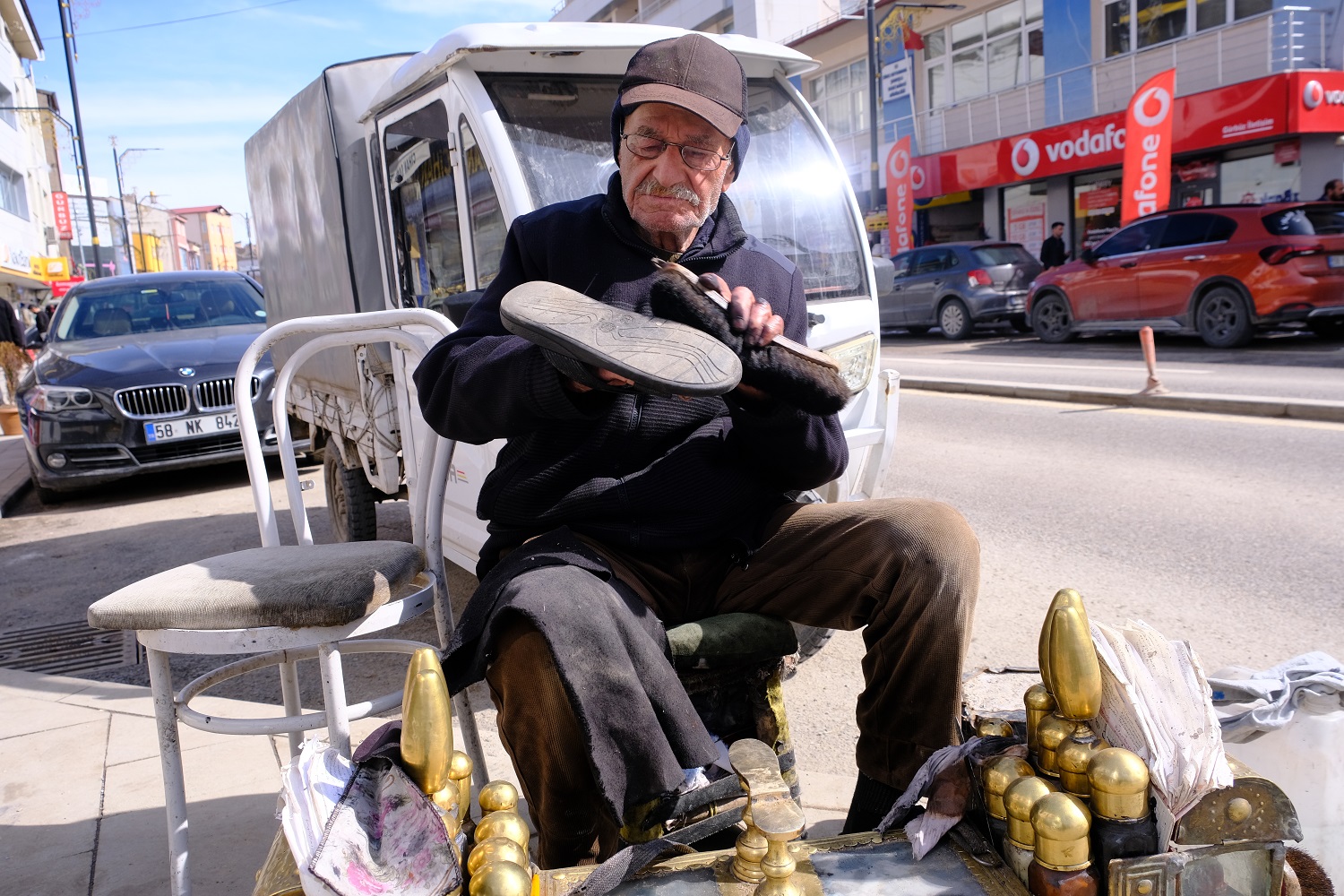 Ayakkabı boyarken ilçenin tarihini biriktirdi