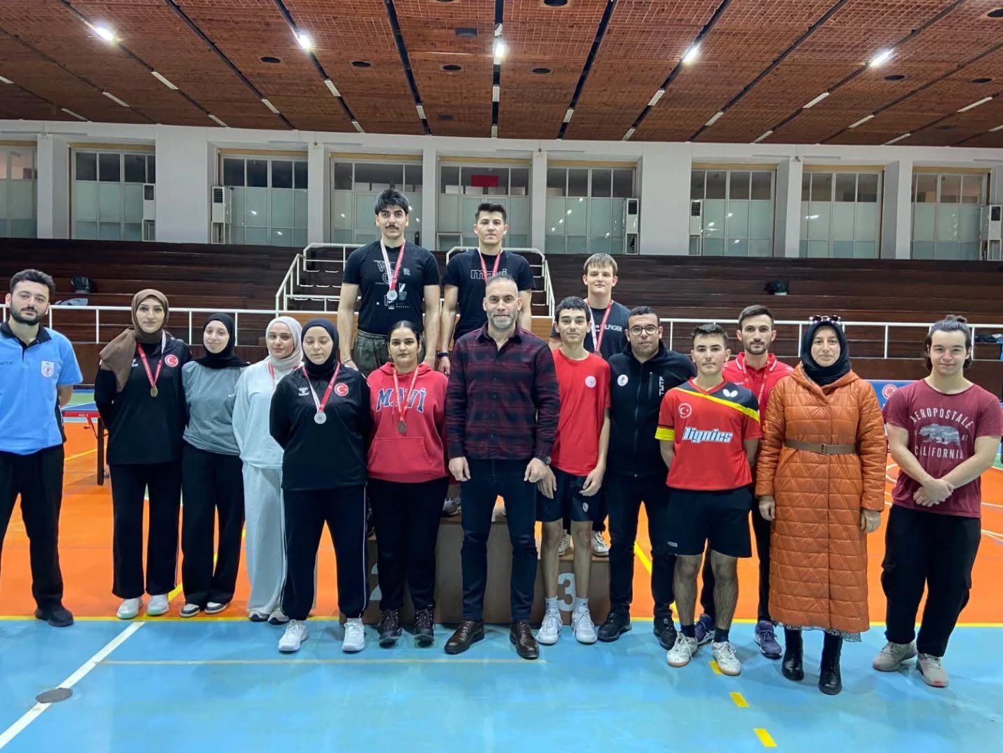 Öğrenciler Raketleriyle Şampiyonluk İçin Yarıştı