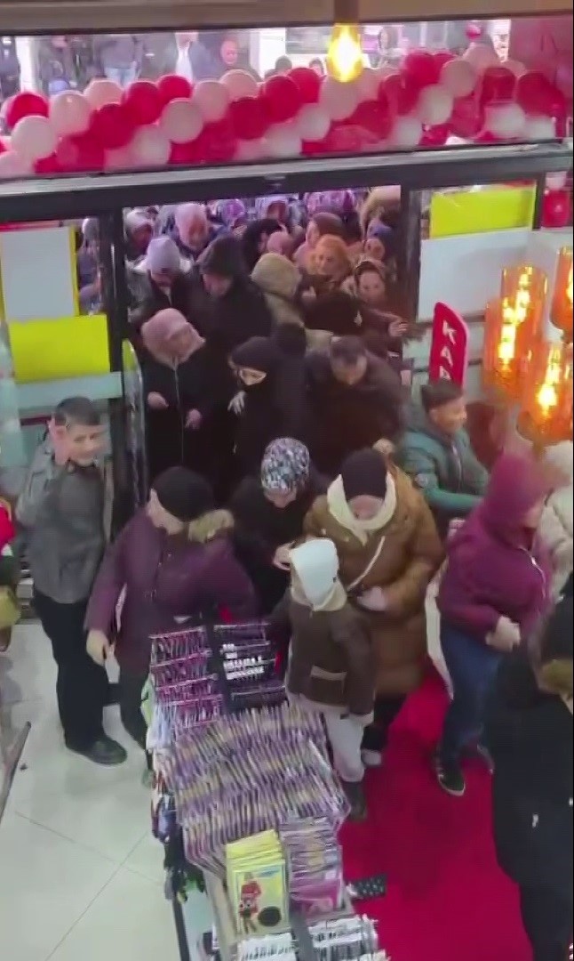 Sivas'ta Ucuz Alışveriş İzdihama Yol Açtı