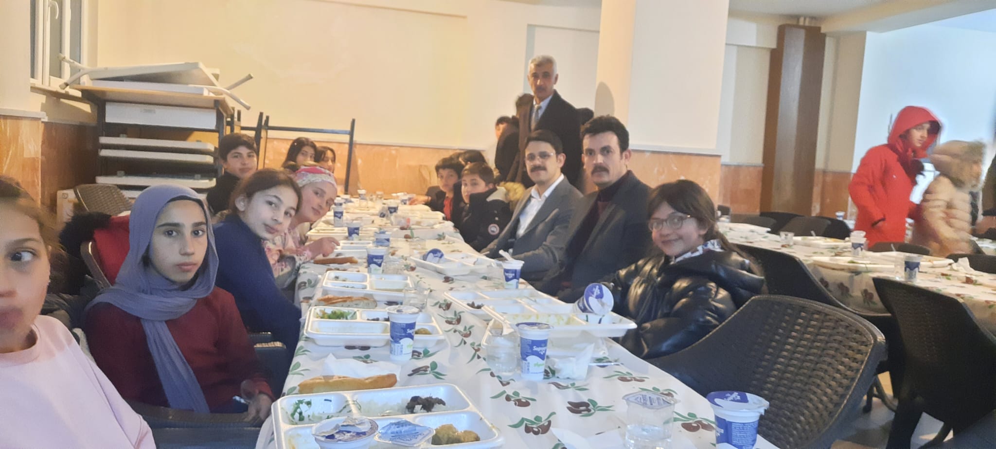 Kaymakam ve öğrenciler aynı sofrada