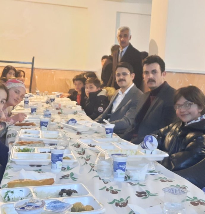 Kaymakam ve öğrenciler aynı sofrada