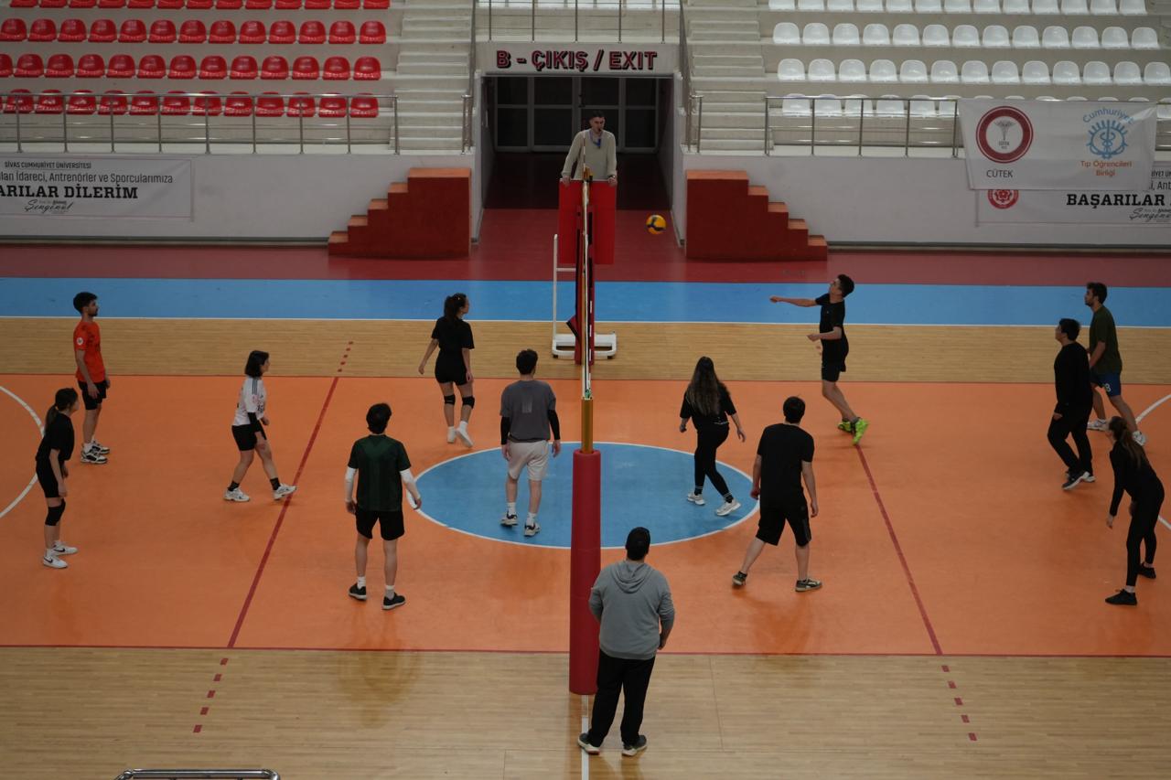 CÜ Tıp Fakültesi öğrencileri sahada ter döktü