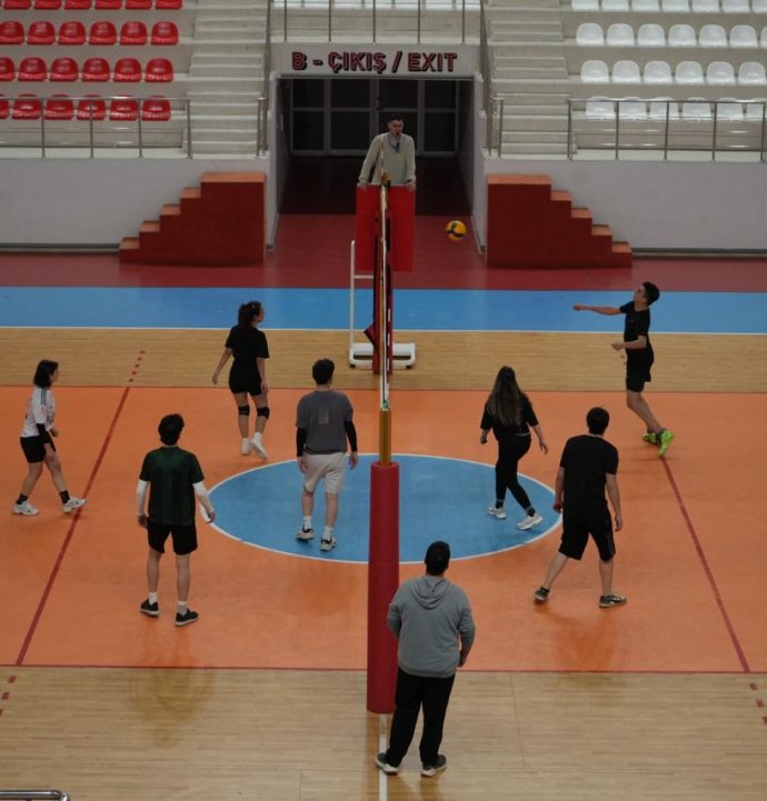 CÜ Tıp Fakültesi öğrencileri sahada ter döktü