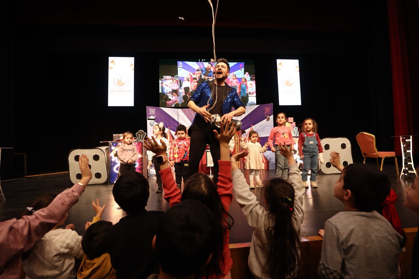 Sihirli gösteri ve geleneksel tatlar çocuklarla buluştu