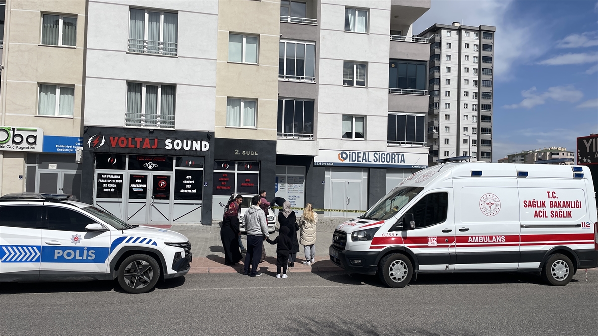 Kayseri'de 3'üncü kattan düşen yaşlı adam öldü