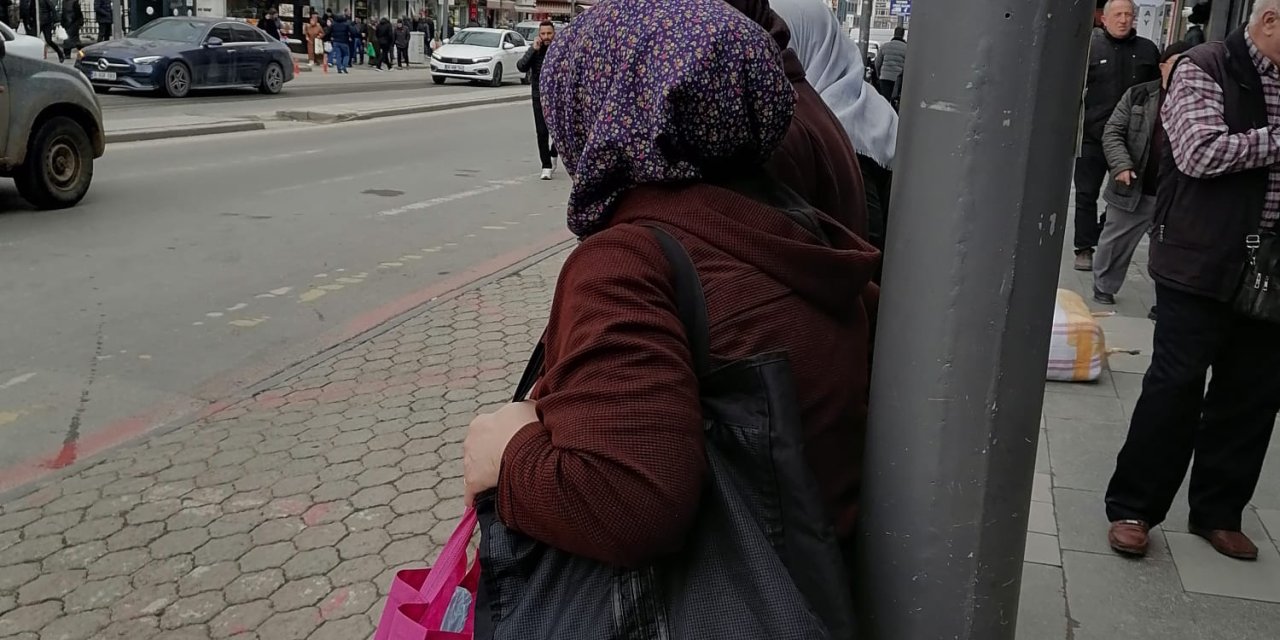 Sivas'ta vatandaşlar otobüsü ayakta bekliyor