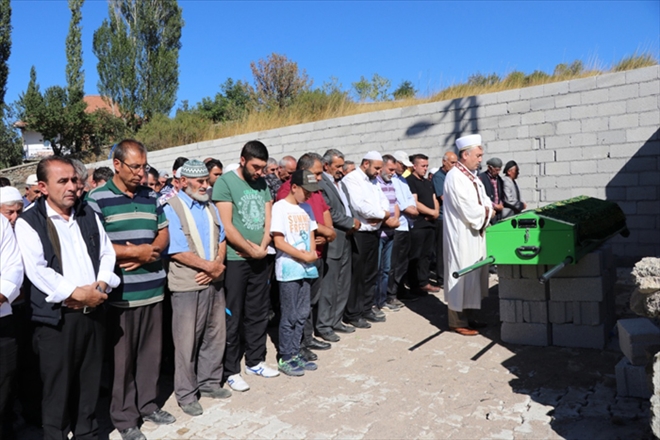 ÜZERİNE EVİN ÇATISI ÇÖKEN BABA DEFNEDİLDİ