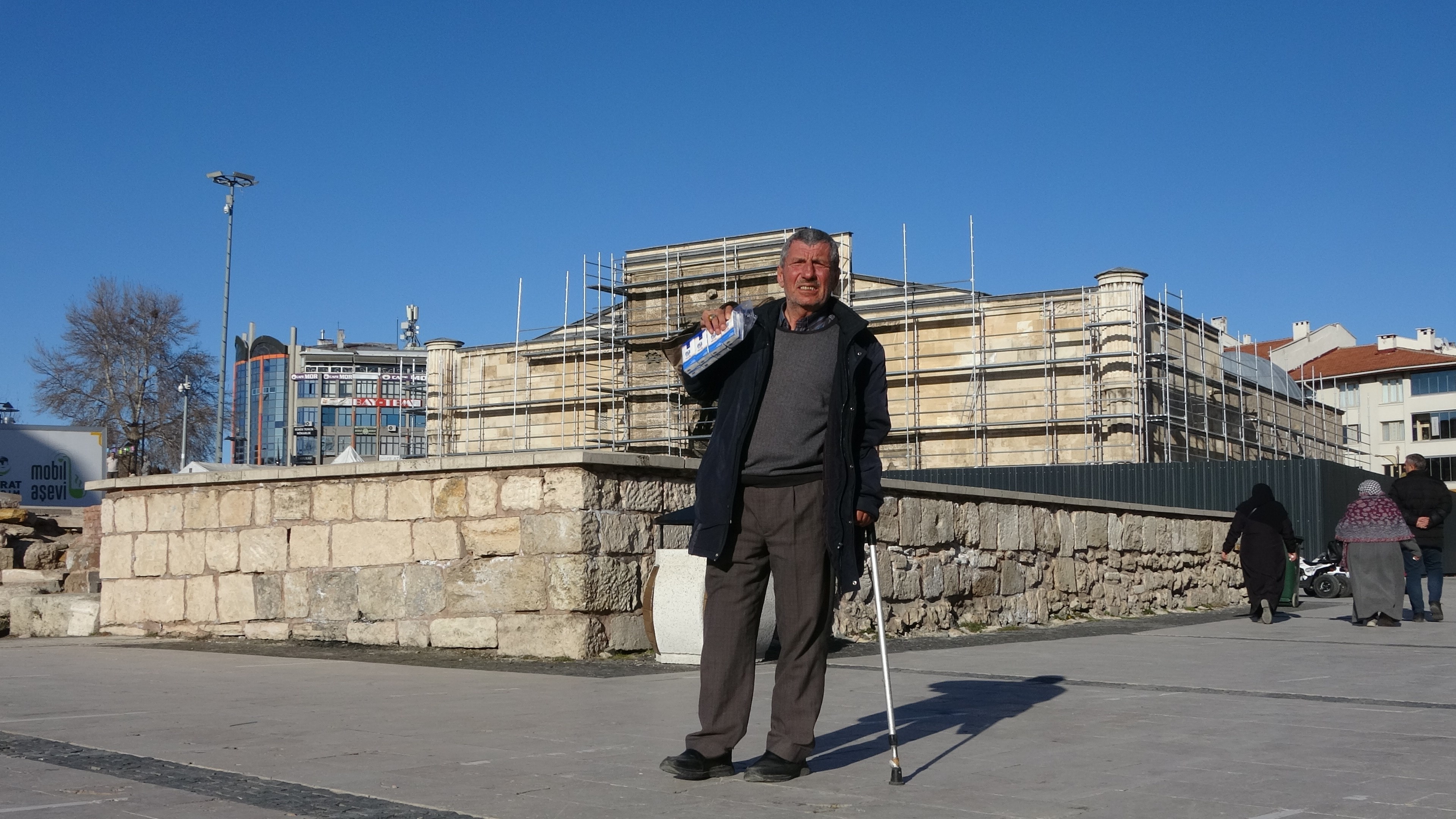 Çorap satarken Sivas tarihini anlatıyor