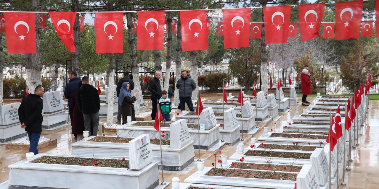 Sivas'ta şehitlikte bayram yoğunluğu