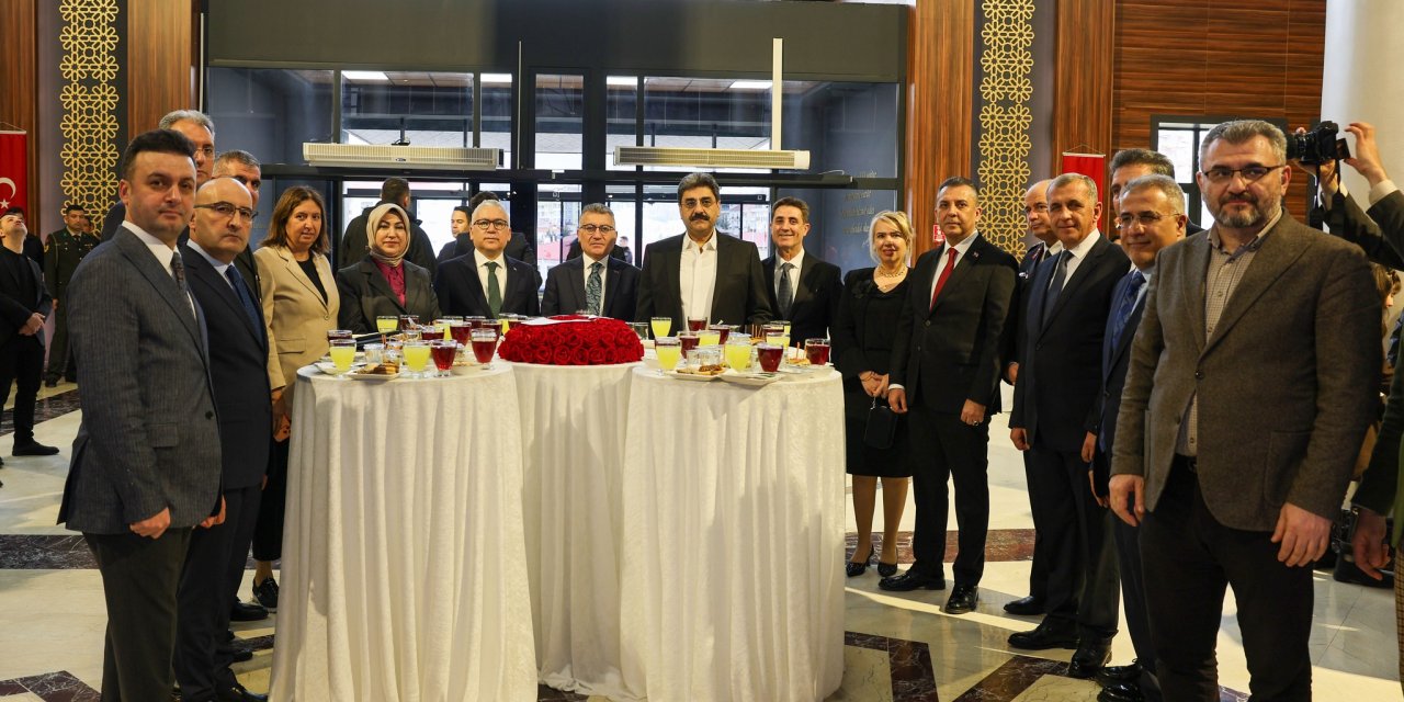 Sivas'ta protokol bayramlaştı