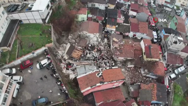 İstanbul Fatih'te iki bina çöktü!