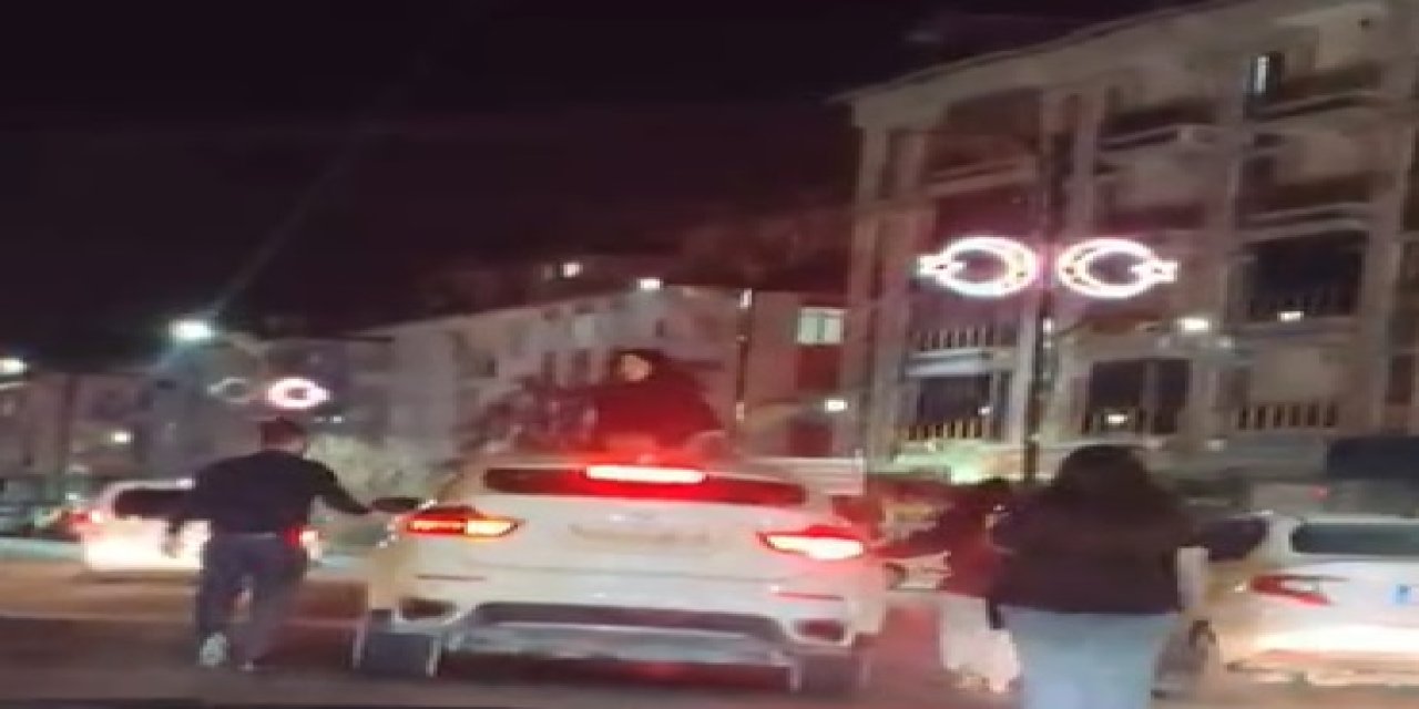 Sivas’ta trafikte kavga: Aracı parçaladılar