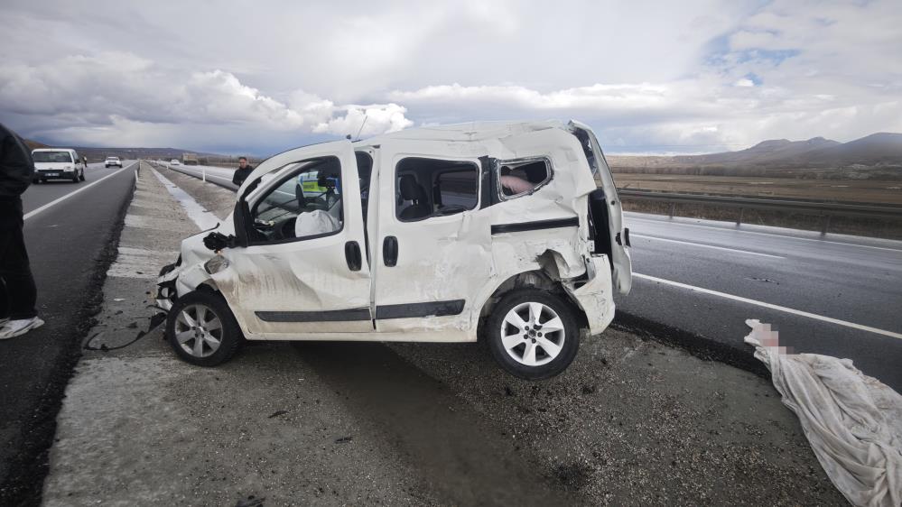 Sivas yolunda feci kaza: Sürücü araçtan fırladı