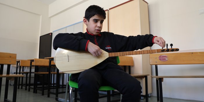 Sivas’ta görme engelli öğrencinin bağlama azmi