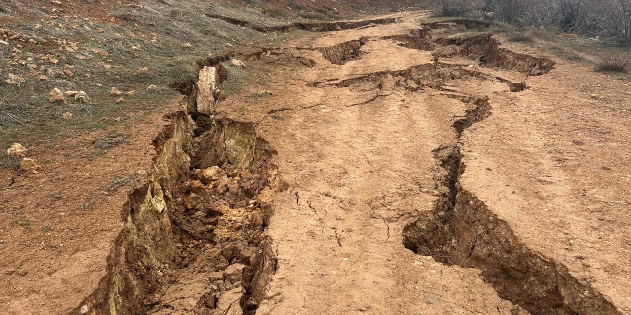 Sivas'ta köyde heyelan tedirginliğe yol açtı