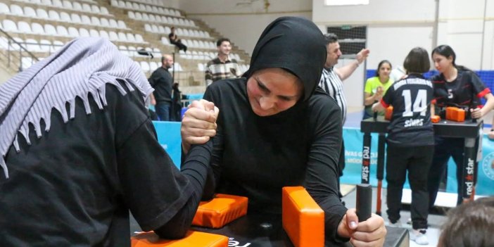 Sivas’ta Yıldız Kızlar Bilek Güreşi Heyecanı