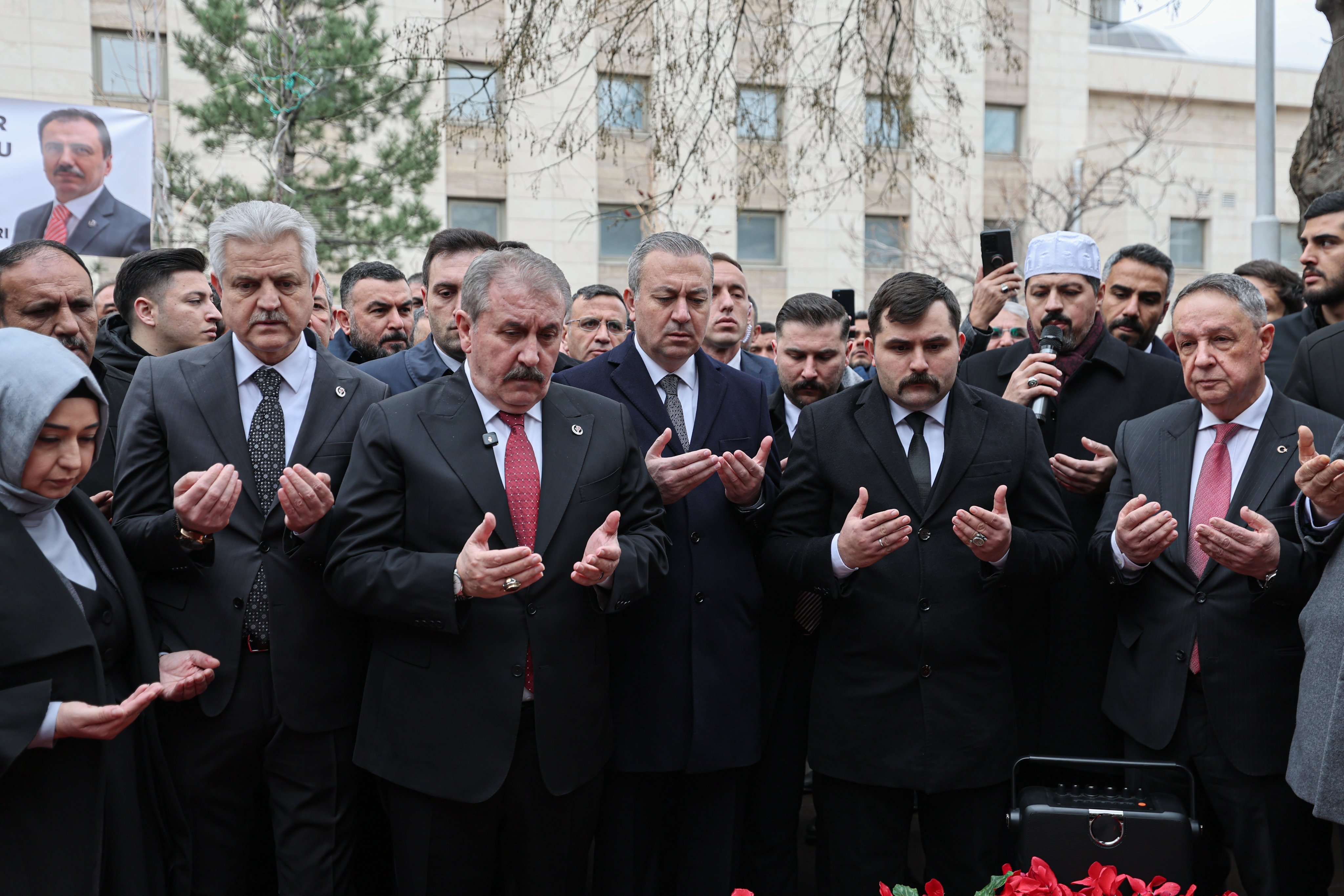 Adem Uzun Muhsin Yazıcıoğlu'nun kabrin ziyaret etti