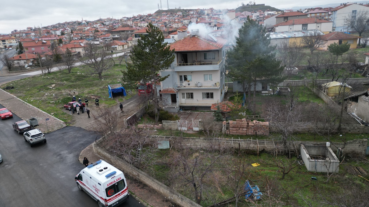Sivas'ta soba bacası yangını, 2 kişi hastaneye kaldırıldı