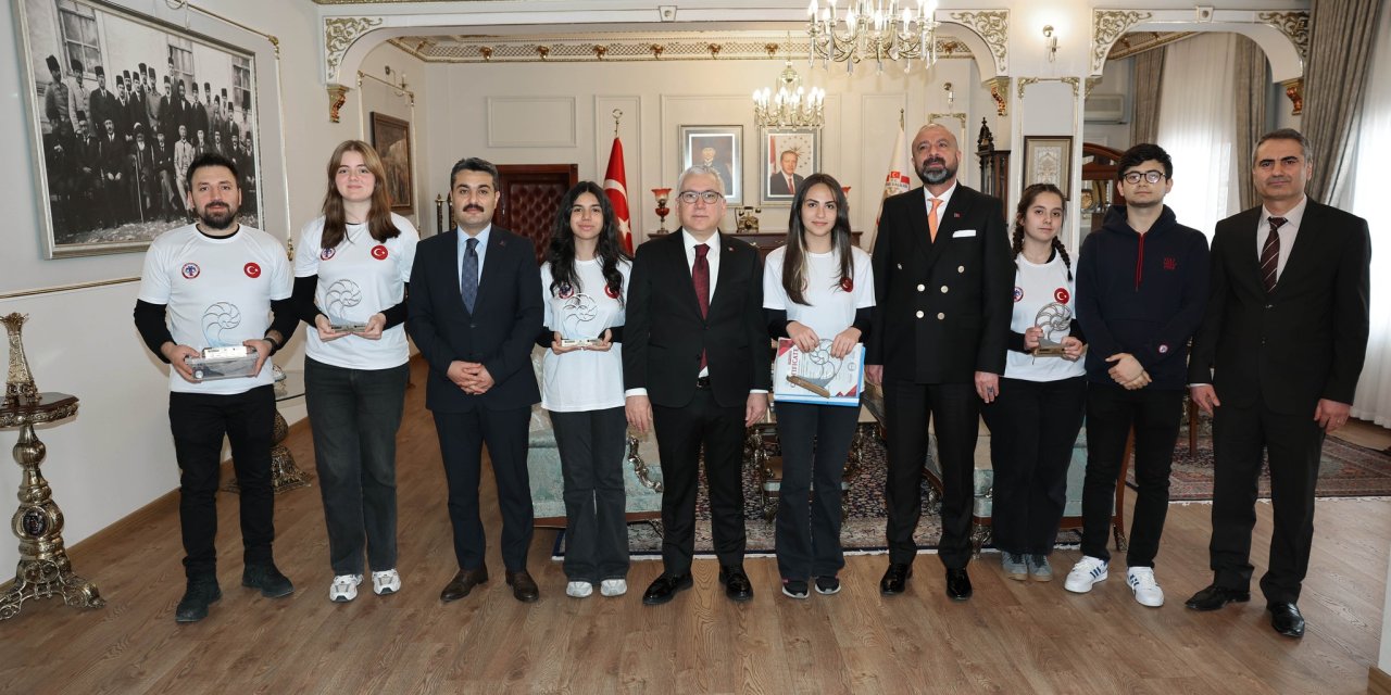 Sivaslı öğrencilerden gururlandıran başarı