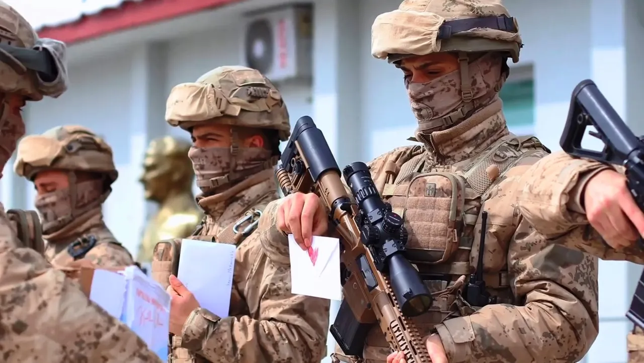 Minik eller yazdı, Kato'da Mehmetçik duygulandı!