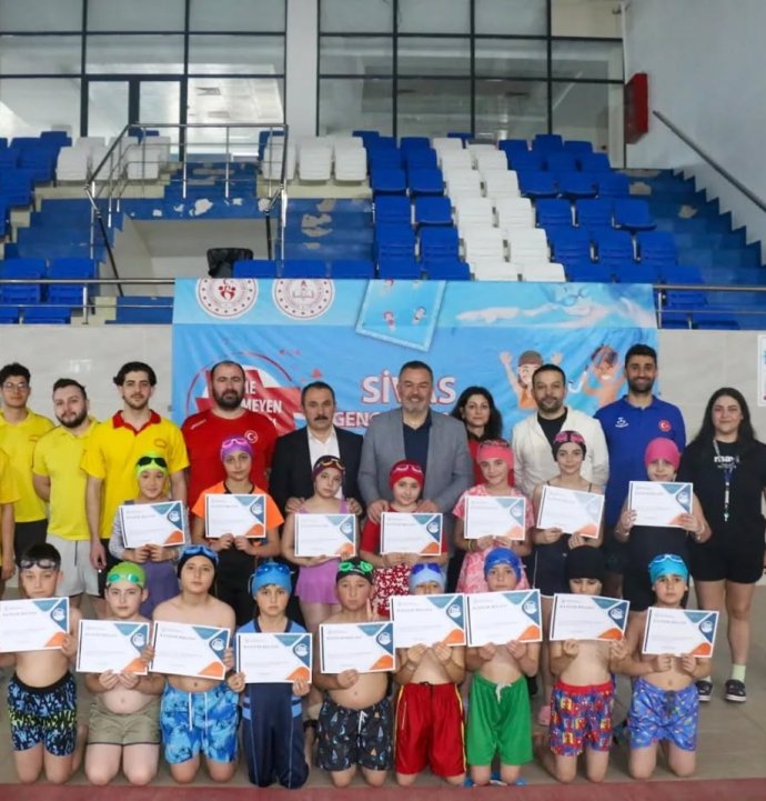 Sivas’ta minik yüzücüler belgelerini aldı