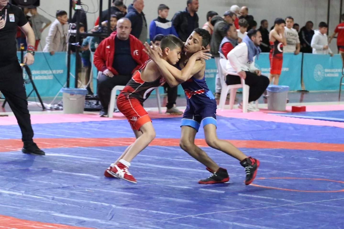 Sivas’ta güreş grup müsabakaları nefes kesti
