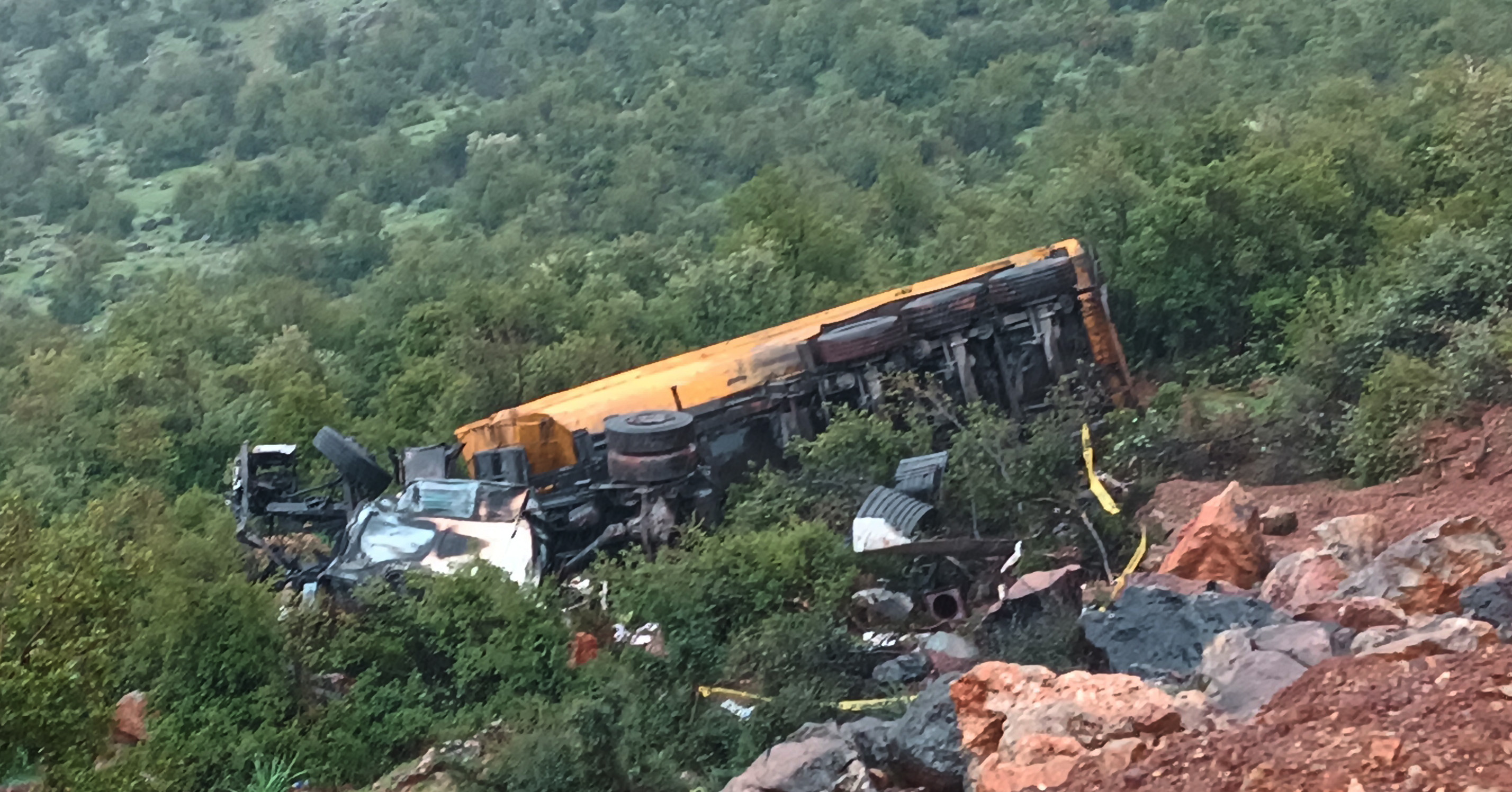 Uçuruma devrilen TIR’ın şoförü öldü