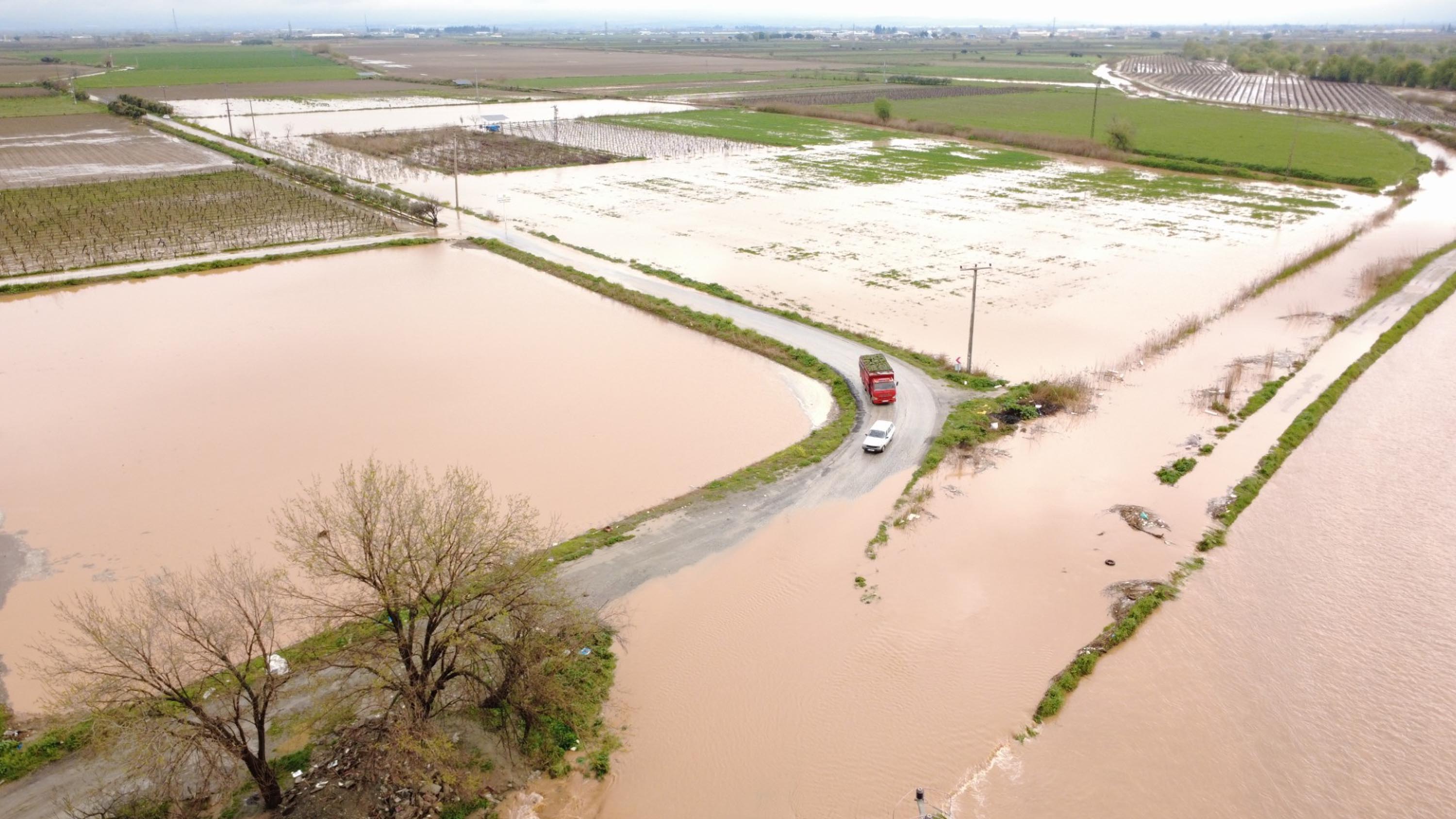 Dereler taştı! Tarım arazileri sular altında kaldı