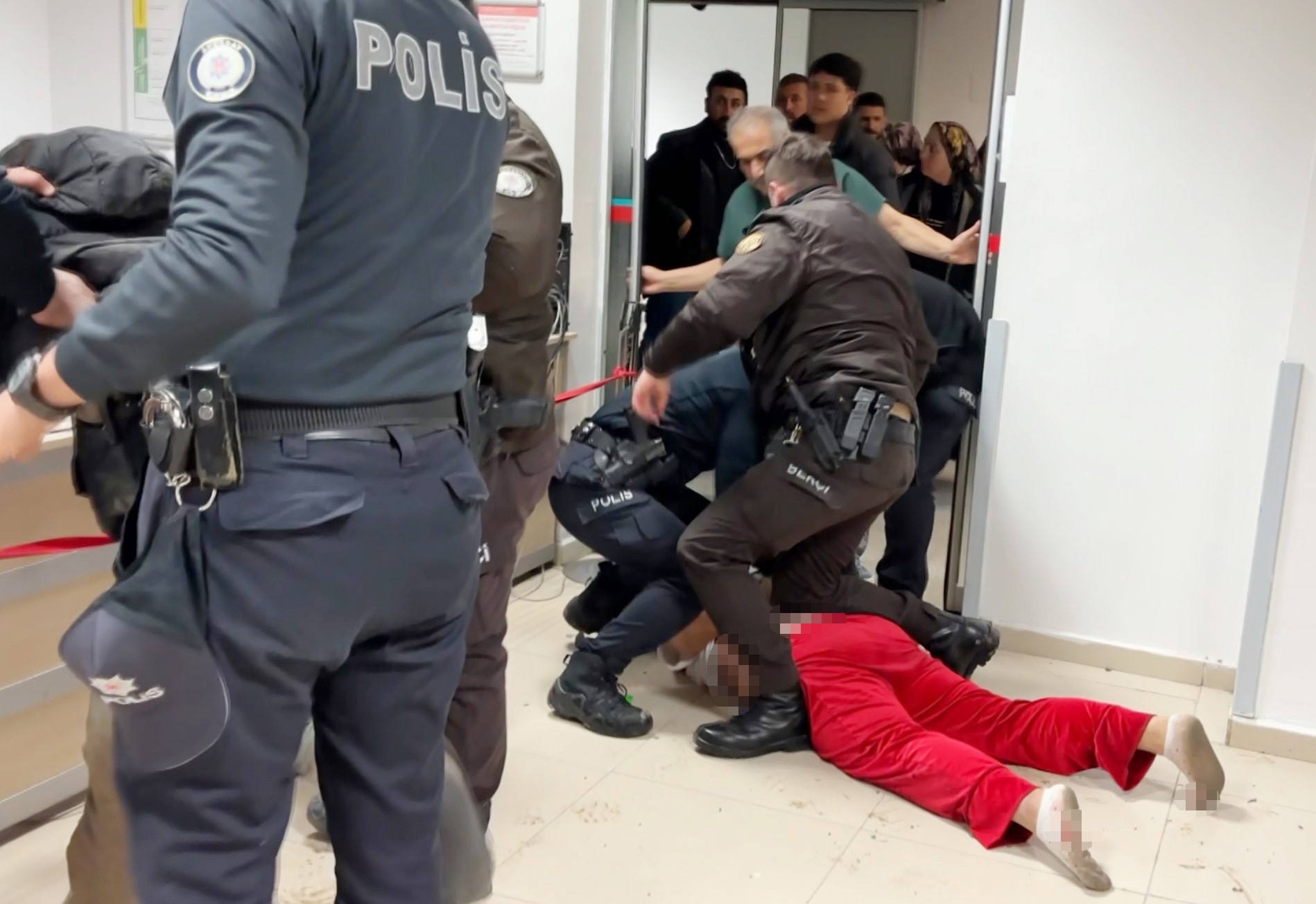 Oğul Sevgilisini Bıçakladı, Anne Hastanede Polise Saldırdı