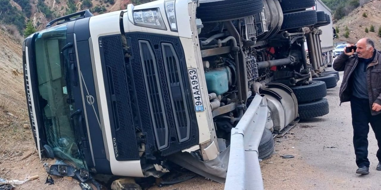 Sivas'ta parfüm yüklü TIR devrildi